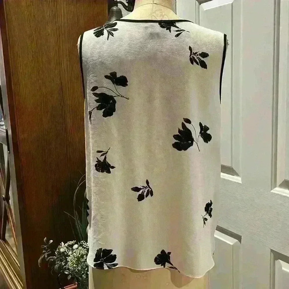 Vince Camuto V-neck sleeveless top. Size S, Fits like a medium. - Picture 6 of 8